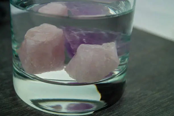 Rose quartz and amethyst are energetic crystals for the refinement of drinking water