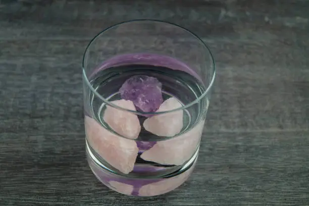 Rose quartz and amethyst are energetic crystals for the refinement of drinking water