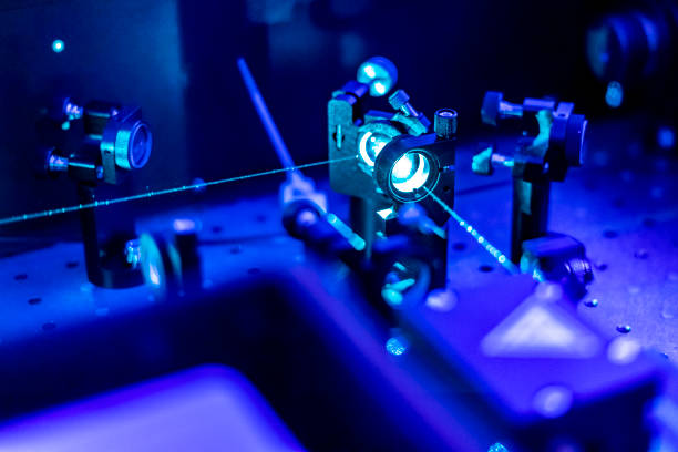 laser reflect on optic table un quantum laboratory b - applied science imagens e fotografias de stock