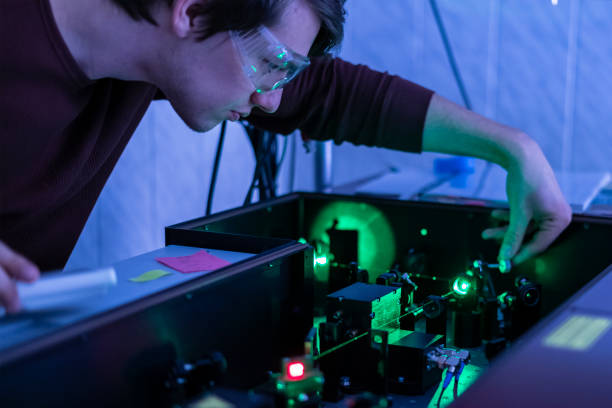 trabalho de cientista com laser máquina ou sistema b - física - fotografias e filmes do acervo