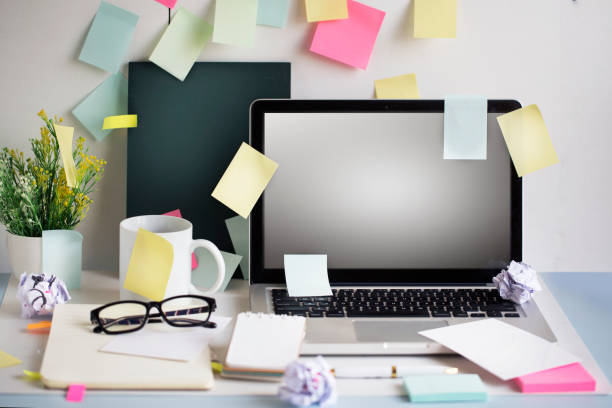 imagen de concepto de oficina ocupada trabajo estilo de vida. - messy adhesive note office computer fotografías e imágenes de stock