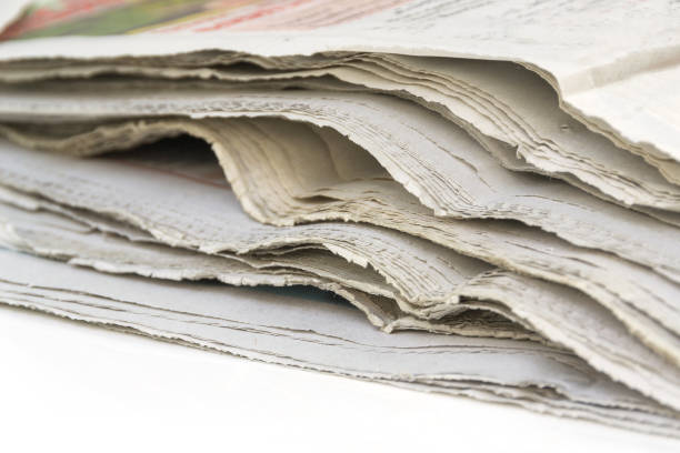 la pile de vieux journaux. mise au point sélective - pile of newspapers flash photos et images de collection