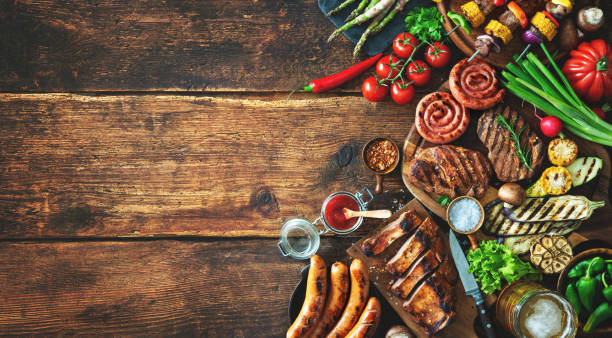 grilled meat and vegetables on rustic wooden table - food and drink steak meat food imagens e fotografias de stock