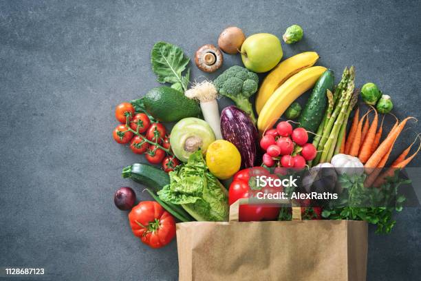 Borsa Della Spesa Piena Di Verdure Fresche E Frutta - Fotografie stock e altre immagini di Verdura - Cibo