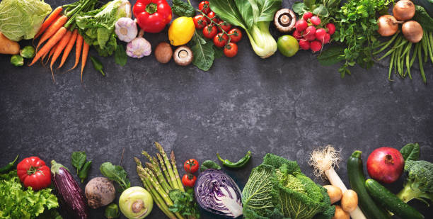 concetto di cibo sano con verdure fresche e ingredienti per cucinare - organic spices foto e immagini stock