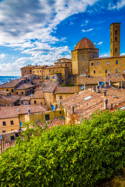paysage urbain de volterra - toscane, italie - chianti region photos et images de collection