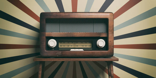 радио старомодный на деревянном столе, ретро фон стены, 3d иллюстрация - radio стоковые фото и изображения