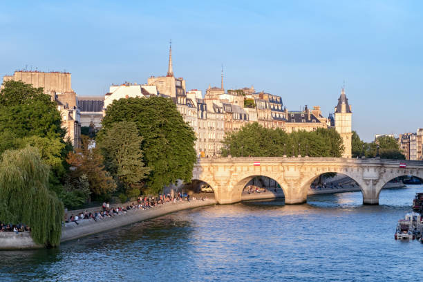 istock Cite island and Pont Neuf in Paris 1128693162