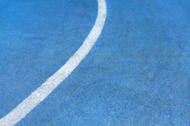 テクスチャ、背景 (抽象) として白線と陸上競技�場のランニング トラックの青の合成表面のフラグメント - starting line competition running jogging ストックフォトと画像