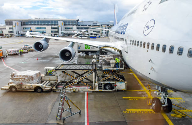 lufthansa의 보잉 747 항공기는 두바이 출발 준비 중인 - boeing boeing 747 airplane cargo container 뉴스 사진 이미지