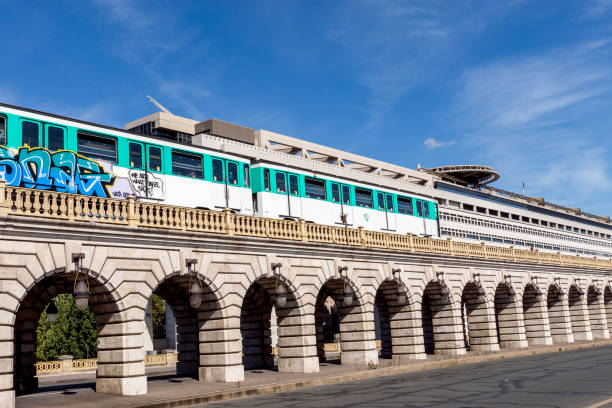 地下鉄交差ベルシー橋 - パリ - paris metro train ストックフォトと画像