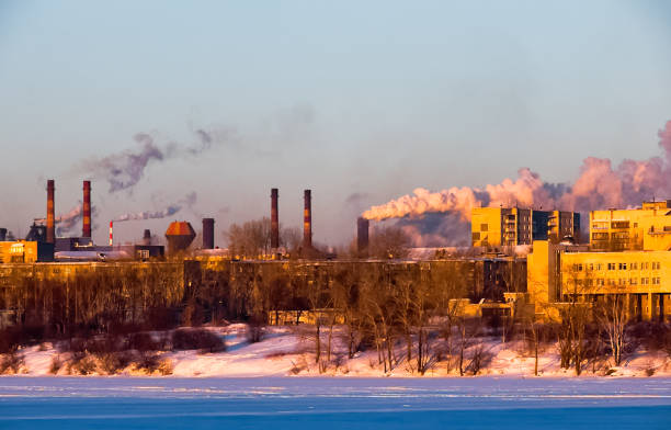 paysage de cheminées de fumer des usines dans une ville industrielle. - global warming smog city pollution photos et images de collection