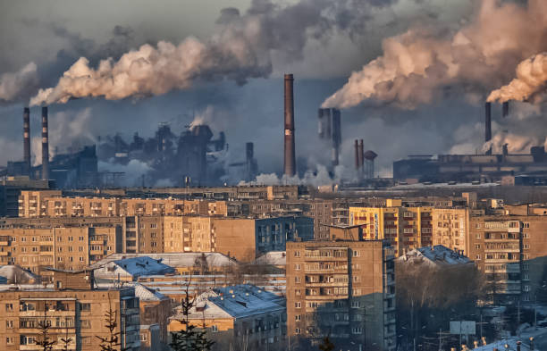 paysage de cheminées de fumer des usines dans une ville industrielle. - global warming smog city pollution photos et images de collection