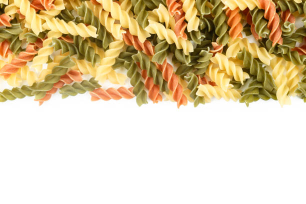 pâtes multicolores éparpillés sur un fond blanc comme un résumé historique. - healthy eating italian culture traditional culture close up photos et images de collection