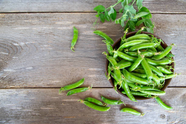 테이블에 접시에 원시 녹색 완두콩 포드 - green pea pea pod sweet food freshness 뉴스 사진 이미지