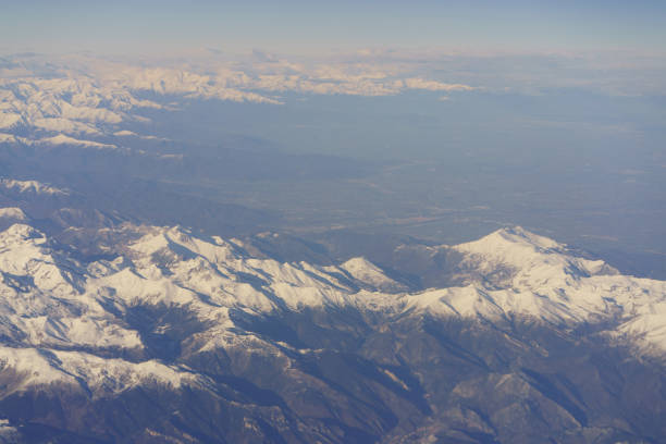 widok na alpy przez okno samolotu - european alps mountain air directly above zdjęcia i obrazy z banku zdjęć