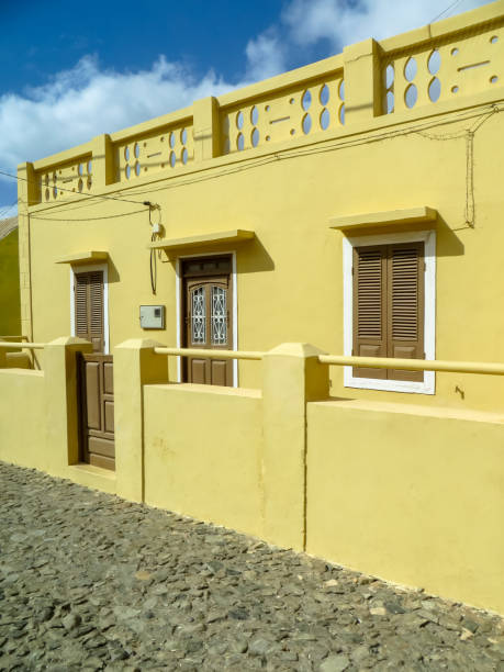 yellow house in povoacao velha, boa vista - konstruktion imagens e fotografias de stock