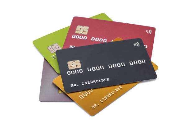 pila multicoloras de tarjetas de crédito en tarjeta de fondo blanco, negro en la parte superior - credit cards fotografías e imágenes de stock