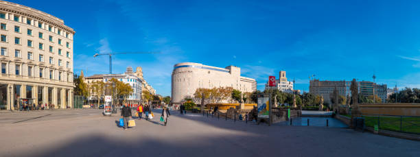 カタルーニャ広場やカタルーニャ広場、バルセロナの中心部の大広場。 - editorial built structure fountain town square ストックフォトと画像