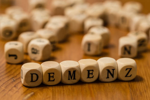 demenz napisany w języku niemieckim z drewnianymi kostkami - alzheimers disease brain healthcare and medicine aging process zdjęcia i obrazy z banku zdjęć
