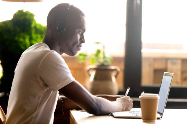 estudiante negro de uso portátil y auriculares - self examination fotografías e imágenes de stock