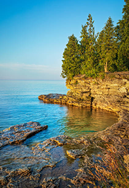 falaise rocheuse au point de la cave sur le lac michigan - landscape canada north america freshwater fish photos et images de collection