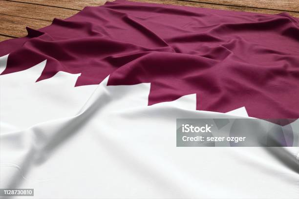 Bandera De Qatar Sobre Un Fondo De Escritorio De Madera Vista Superior De Seda Bandera Qatarí Foto de stock y más banco de imágenes de Bandera