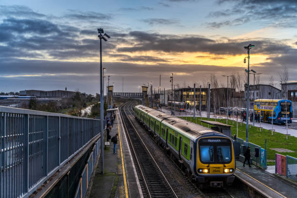 dublino, irlanda - gennaio 2019 il nuovo snodo dei trasporti di dublino per tram, treno e autobus a broombridge, illustra le ore di punta mattutine, le persone che viaggiano al lavoro, l'alba - republic of ireland dublin ireland bus city foto e immagini stock