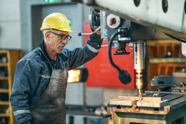 trabajador de turner en broca en un taller de trabajo - pensionistas trabajadores fotografías e imágenes de stock