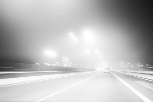 sur la route - asphalt two lane highway natural phenomenon fog photos et images de collection