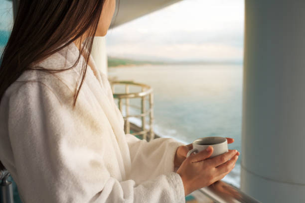 frau mit kaffee in feiertagsruhe. - wedding beach groom bride stock-fotos und bilder