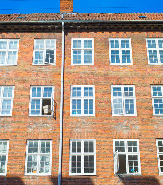 typowy budynek mieszkalny kopenhaga dania - denmark copenhagen brick street zdjęcia i obrazy z banku zdjęć