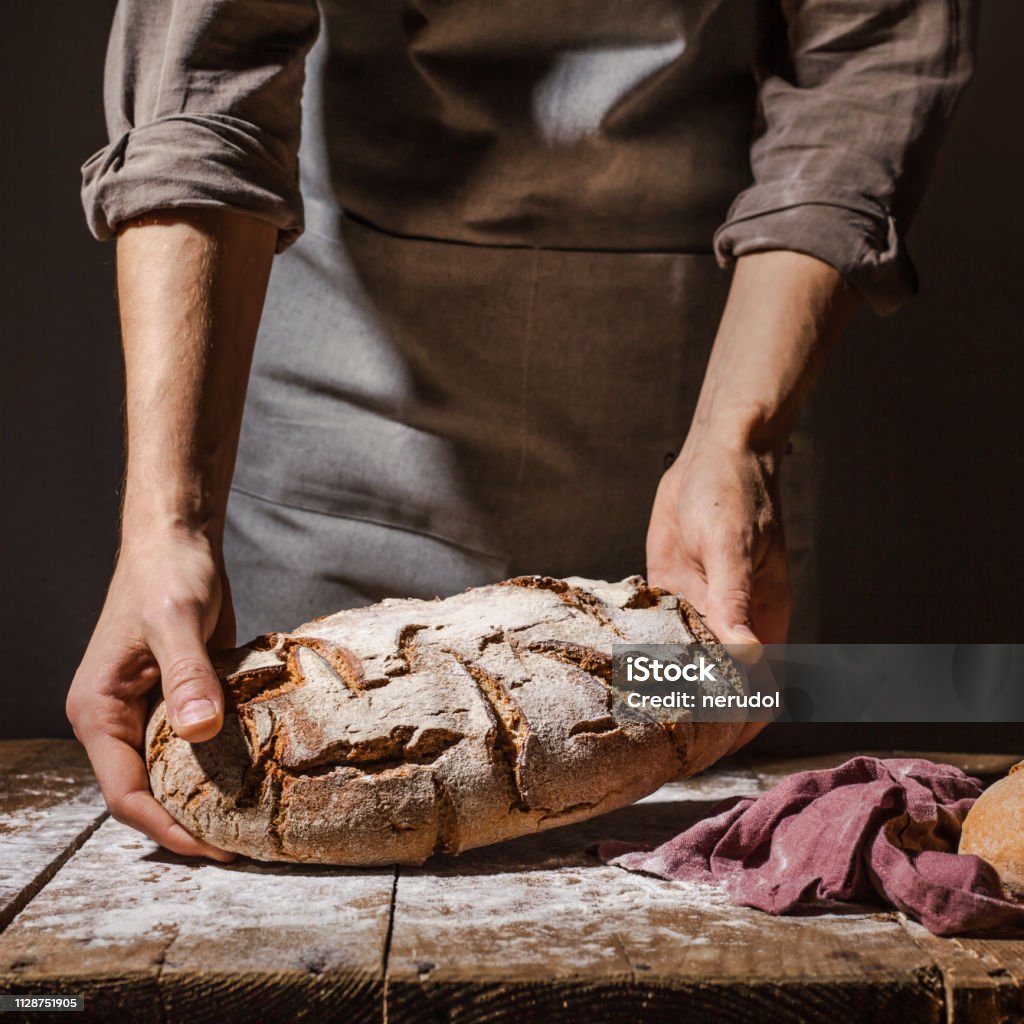パンやシェフの作ったパンを保持 - アイデアのロイヤリティフリーストックフォト