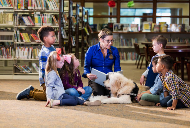 istock Children in library with reading assistance dog 1128756852