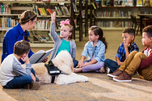 istock Children in library with reading assistance dog 1128757012