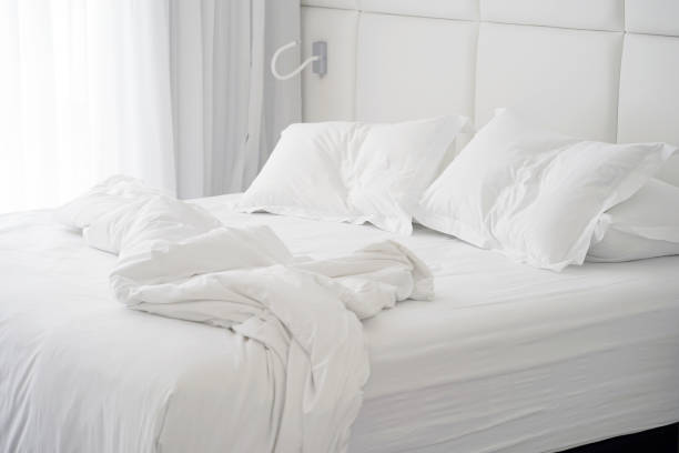 lit sale dans l’hôtel. chambre à lit sale oreiller couverture. - bedding bedroom duvet pillow photos et images de collection