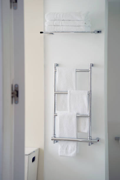 portaasciugamani cromato in bagno - towel hanging bathroom railing foto e immagini stock
