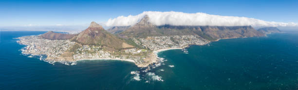 panorama da cidade do cabo, praia de clifton, campos bay, cabeça de leão, montanha da mesa, áfrica do sul - overhead cable car fotos - fotografias e filmes do acervo