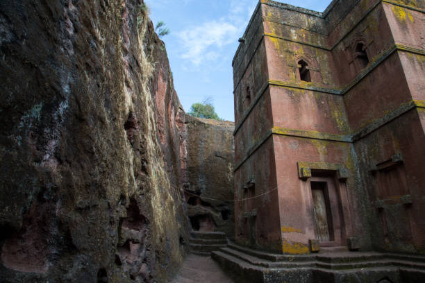 Ethiopia: Church of St. George in Lalibela The iconic Church of St. George (Biete Ghirogis) in Lalibela. Built in the late 12th or early 13th century AD, it is one of eleven rock-hewn monolithic churches that are now a UNESCO World Heritage Site. the church of saint george lalibela ethiopia stock pictures, royalty-free photos & images