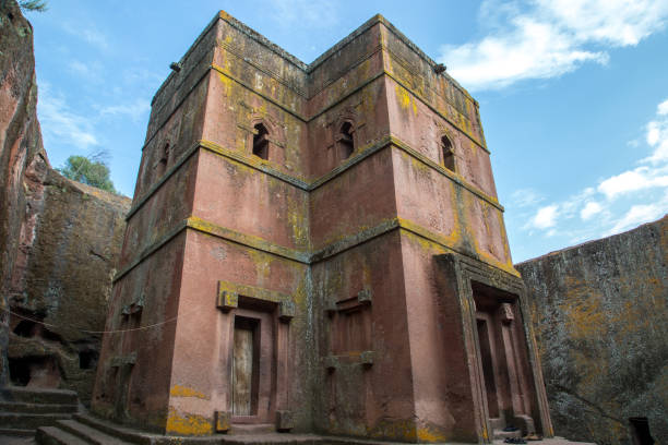 Ethiopia: Church of St. George in Lalibela The iconic Church of St. George (Biete Ghirogis) in Lalibela. Built in the late 12th or early 13th century AD, it is one of eleven rock-hewn monolithic churches that are now a UNESCO World Heritage Site. the church of saint george lalibela ethiopia stock pictures, royalty-free photos & images