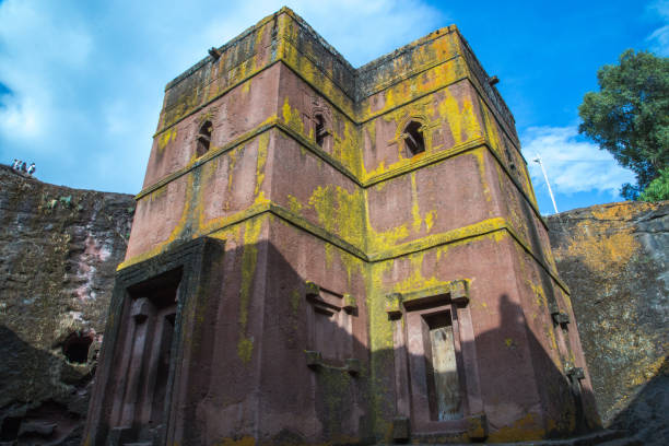 Ethiopia: Church of St. George in Lalibela The iconic Church of St. George (Biete Ghirogis) in Lalibela. Built in the late 12th or early 13th century AD, it is one of eleven rock-hewn monolithic churches that are now a UNESCO World Heritage Site. the church of saint george lalibela ethiopia stock pictures, royalty-free photos & images