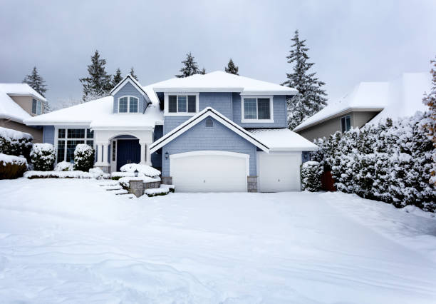 tempête de neige rares dans nord-ouest des états-unis avec maison d’habitation en arrière-plan - cold nobody snow winter photos et images de collection