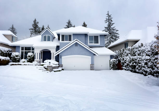 редкая снежная буря на северо-западе сша с жилым домом на заднем плане - cold nobody snow winter стоковые фото и изображения