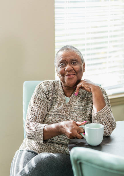 feliz senior mujer afroestadounidense en casa, café - senior women cheerful overweight smiling fotografías e imágenes de stock