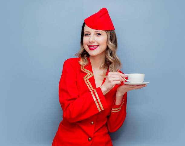 hostess che indossa in uniforme rossa con tazza di caffè o te - te bevanda calda foto e immagini stock