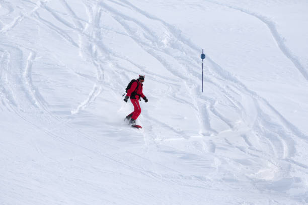 snowboarder desce em declive nevado fora de pista - snowboarding snowboard teenager red - fotografias e filmes do acervo