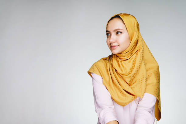 젊은 무슬림 여 자가 보이는 거리, 그녀의 머리에 아름 다운 밝은 스카프 - veil human face women fashion model 뉴스 사진 이미지