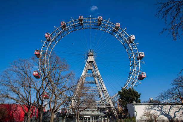 wiener riesenrad construit en 1897 et situé dans le parc d’attractions de wurstelprater à vienne - wiener wurstelprater photos et images de collection