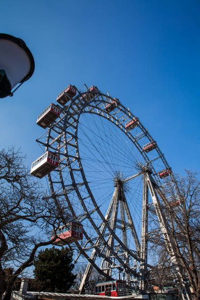 wiener riesenrad, construído em 1897 e localizado no parque de diversões wurstelprater em viena - wiener wurstelprater - fotografias e filmes do acervo