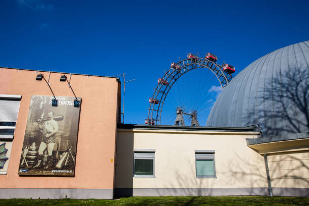 pratermuseum et wiener riesenrad construit en 1897 dans le parc d’attractions de wurstelprater à vienne - wiener wurstelprater photos et images de collection